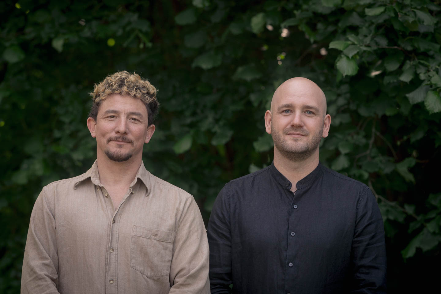 Hauke Rudolph und Vincent Schönlau, die Geschäftsführer von ArboSano, vor begrünten Bäumen in Berlin